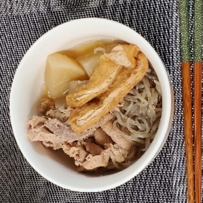 材料が無かったので
・豚肉モモ薄切り
・薄揚げ
で代用しました。
昆布だしなので、具材の味がそれぞれ引き立って美味しかったです。